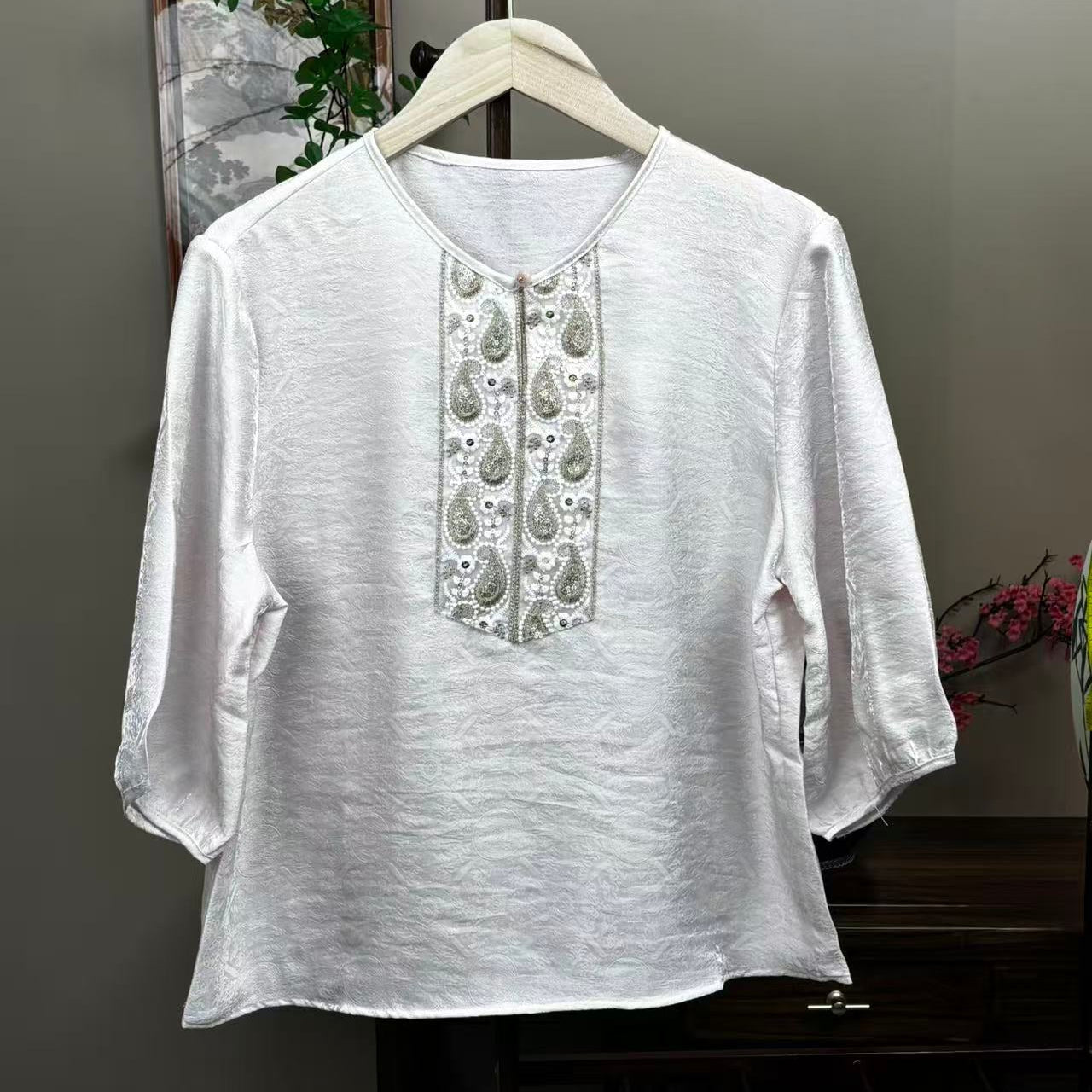 New Chinese-style  White Embroidery V-Neck 3/4 Sleeve Top