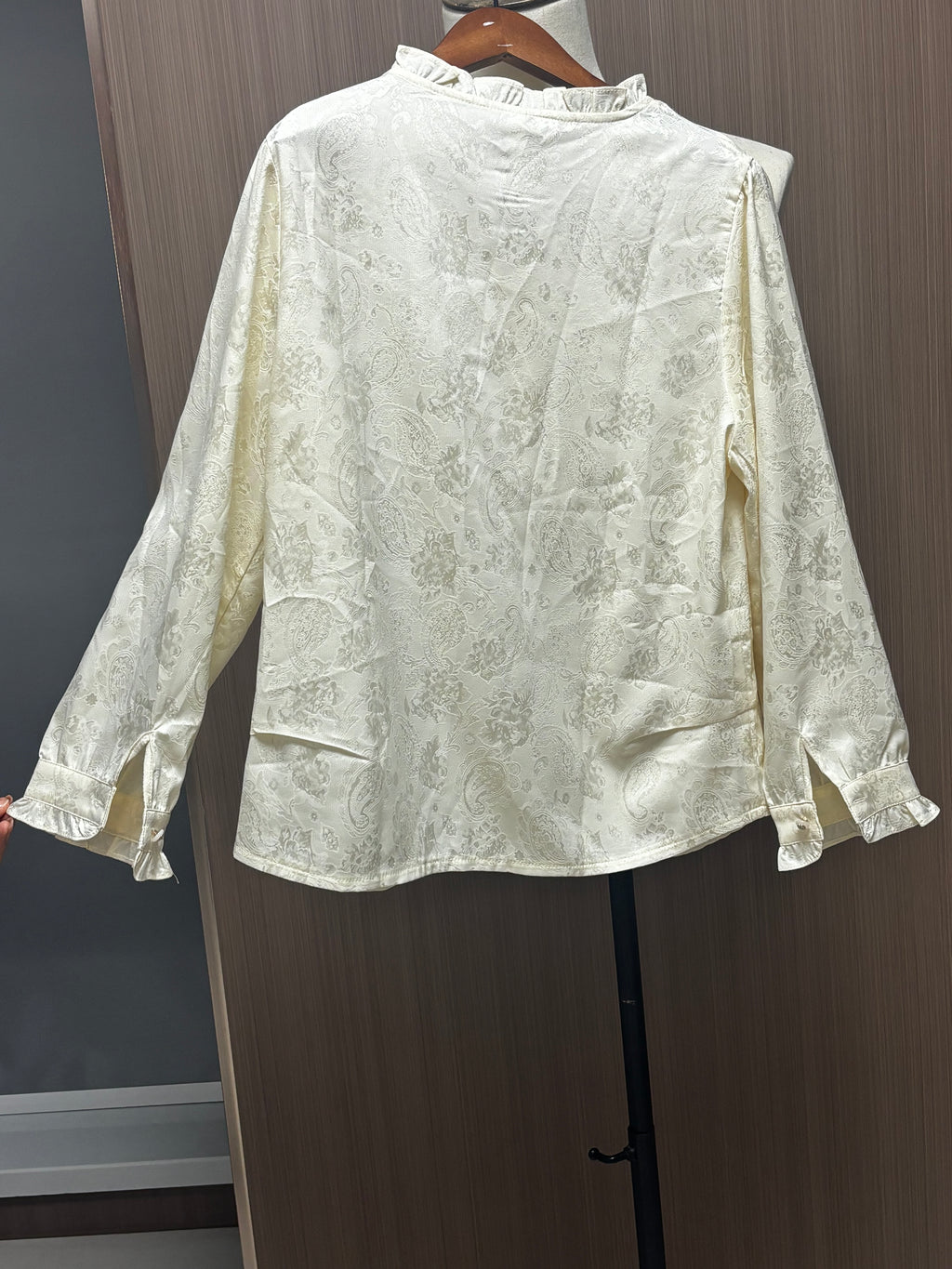 Women's long-sleeve top, hand-embroidered, round neck, satin material, white