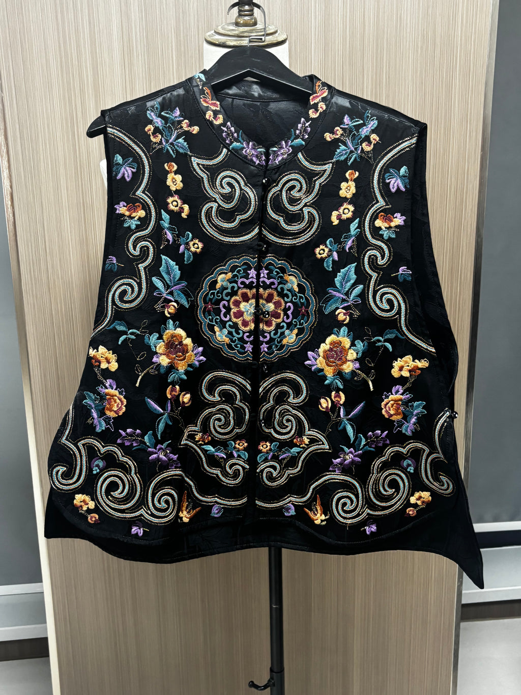 New Chinese Heavy Embroidery Xiangyunsha Vest, Black Jacquard Silk Sleeveless Outerwear