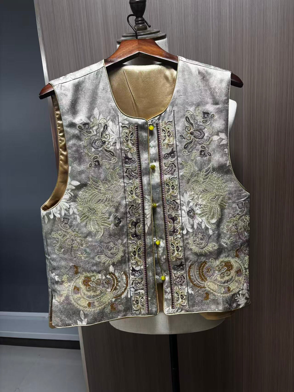 Women's Top Heavywork Phoenix Embroidery Mulberry Silk Vest Pearl Buttons