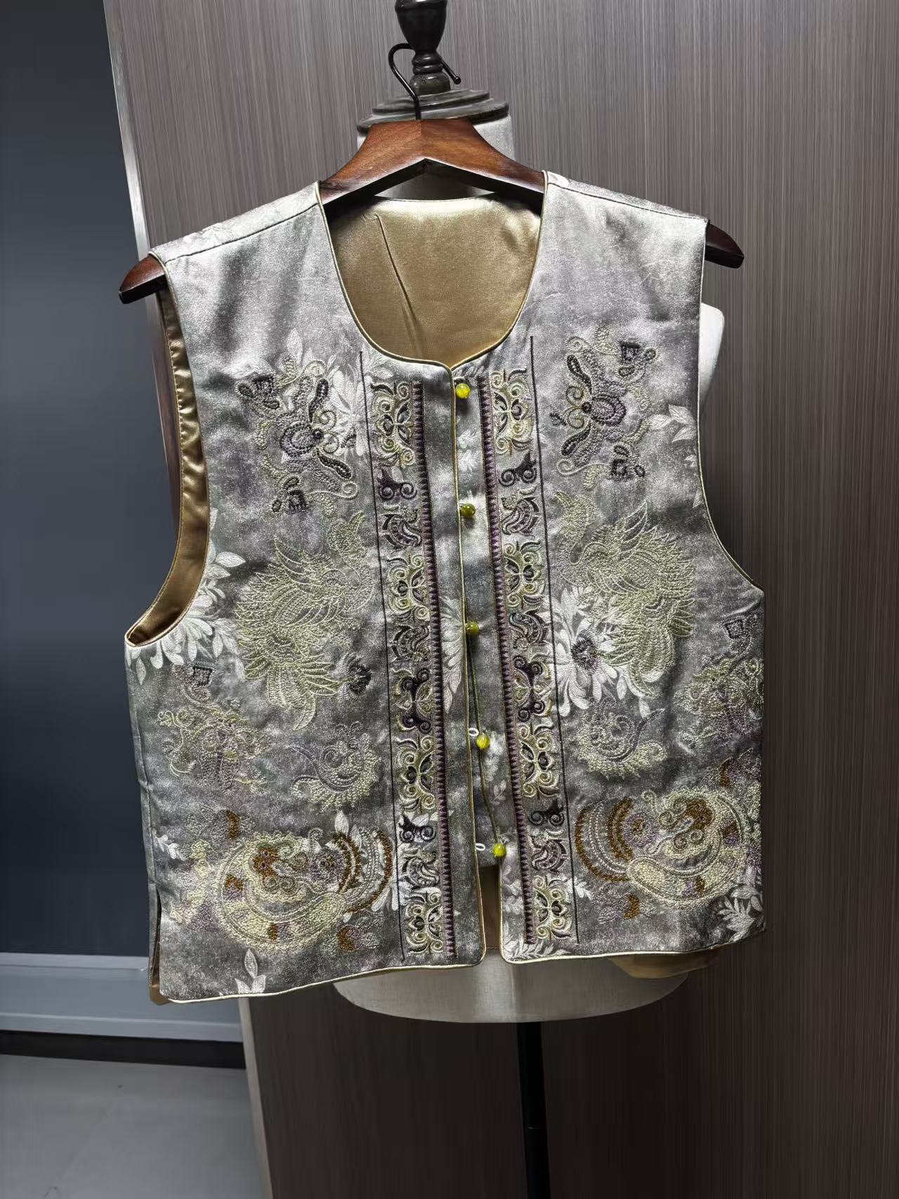 Women's Top Heavywork Phoenix Embroidery Mulberry Silk Vest Pearl Buttons