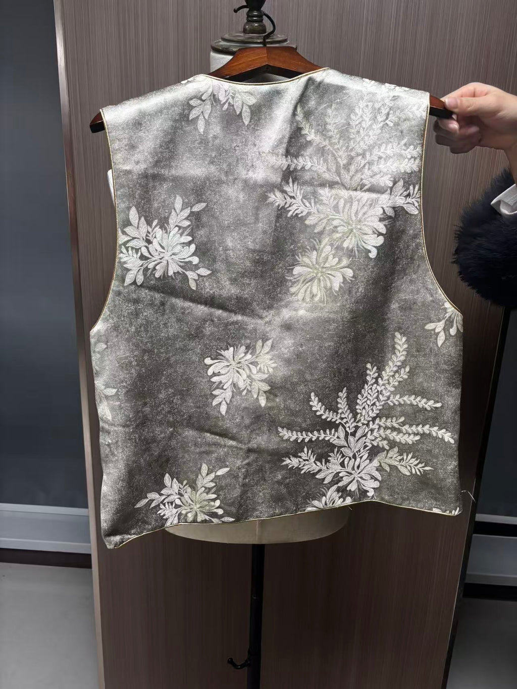 Women's Top Heavywork Phoenix Embroidery Mulberry Silk Vest Pearl Buttons