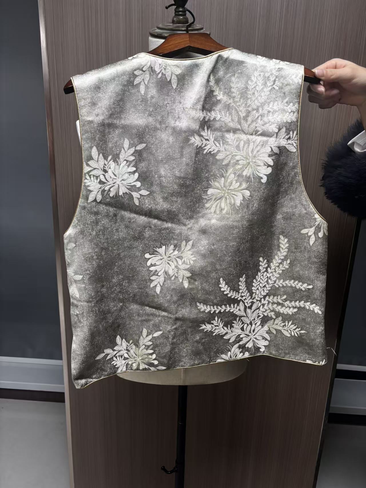 Women's Top Heavywork Phoenix Embroidery Mulberry Silk Vest Pearl Buttons
