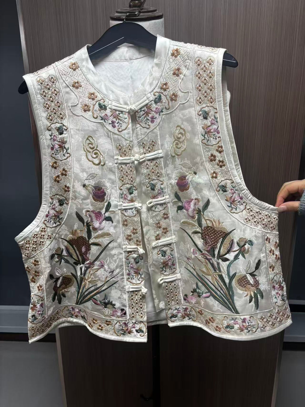 Women's Top Hand-Embroidered Silk Gentle White Sleeveless Vest