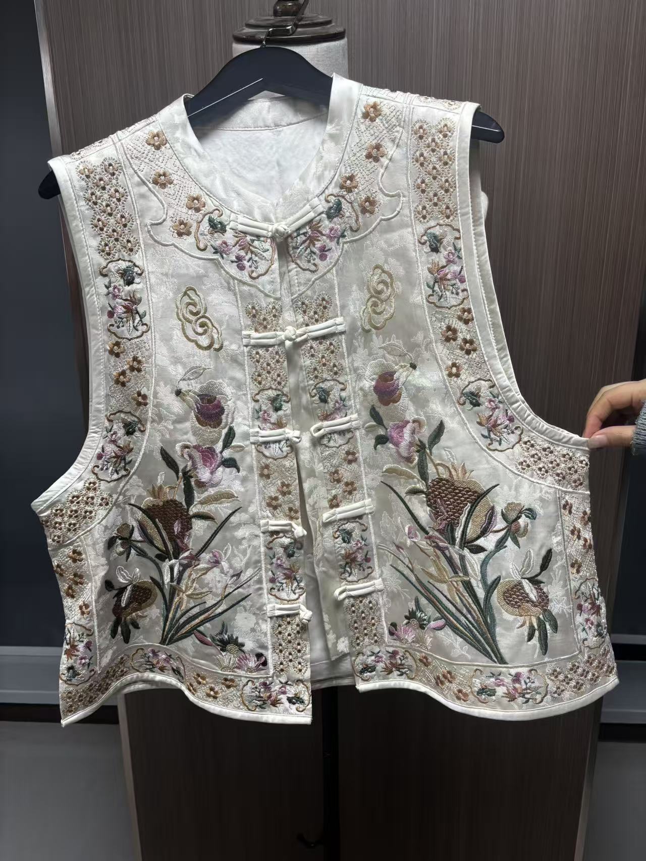 Women's Top Hand-Embroidered Silk Gentle White Sleeveless Vest