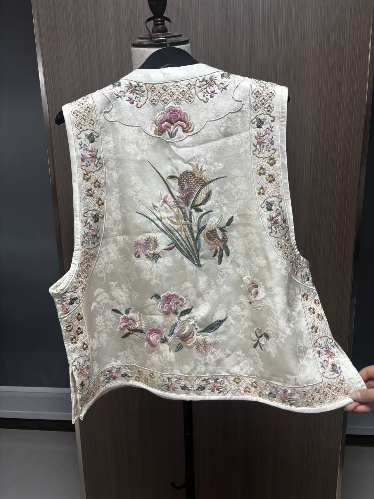 Women's Top Hand-Embroidered Silk Gentle White Sleeveless Vest