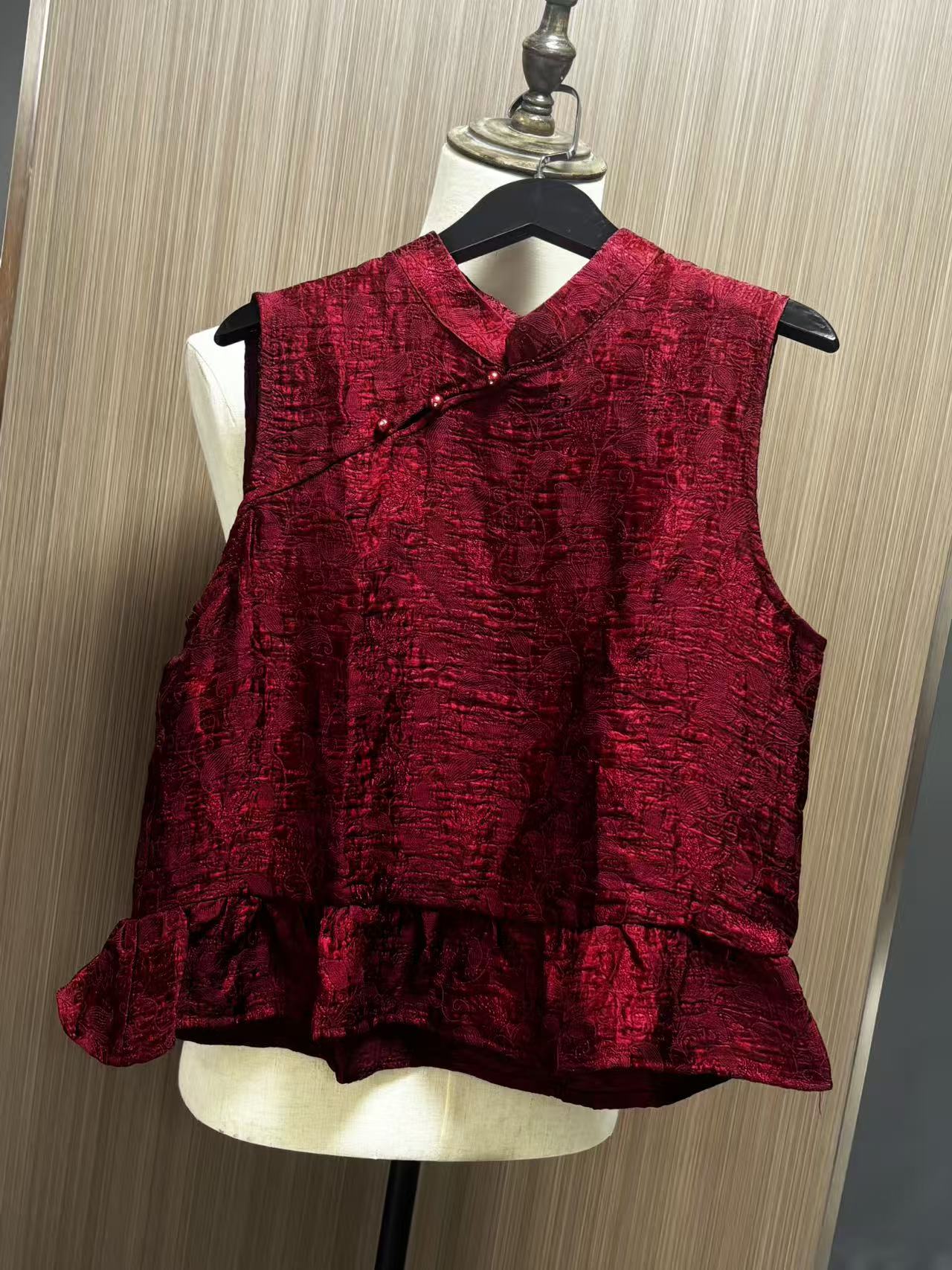New Chinese-style Women's Top, Silk Sleeveless, Red Vest, Summer Outerwear Vest
