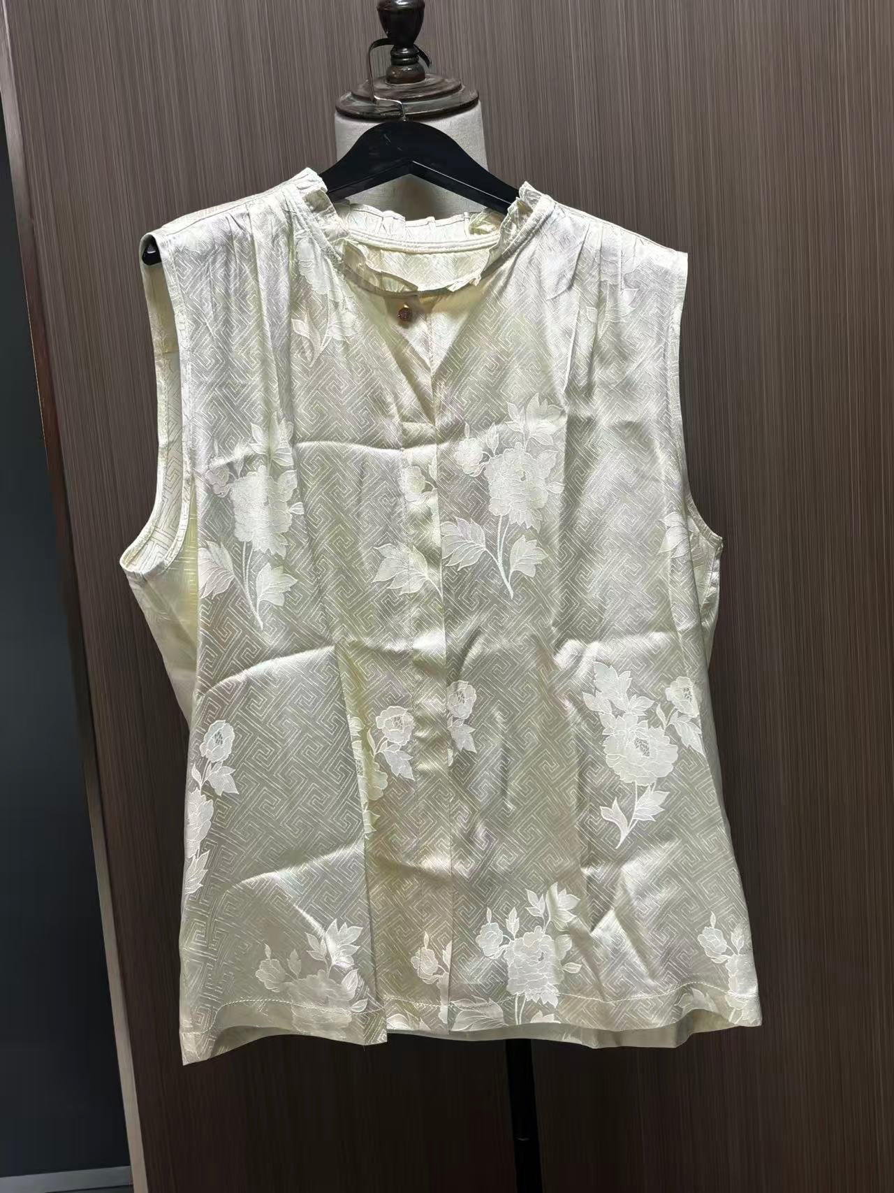 Off-White Floral Jacquard Sleeveless Blouse