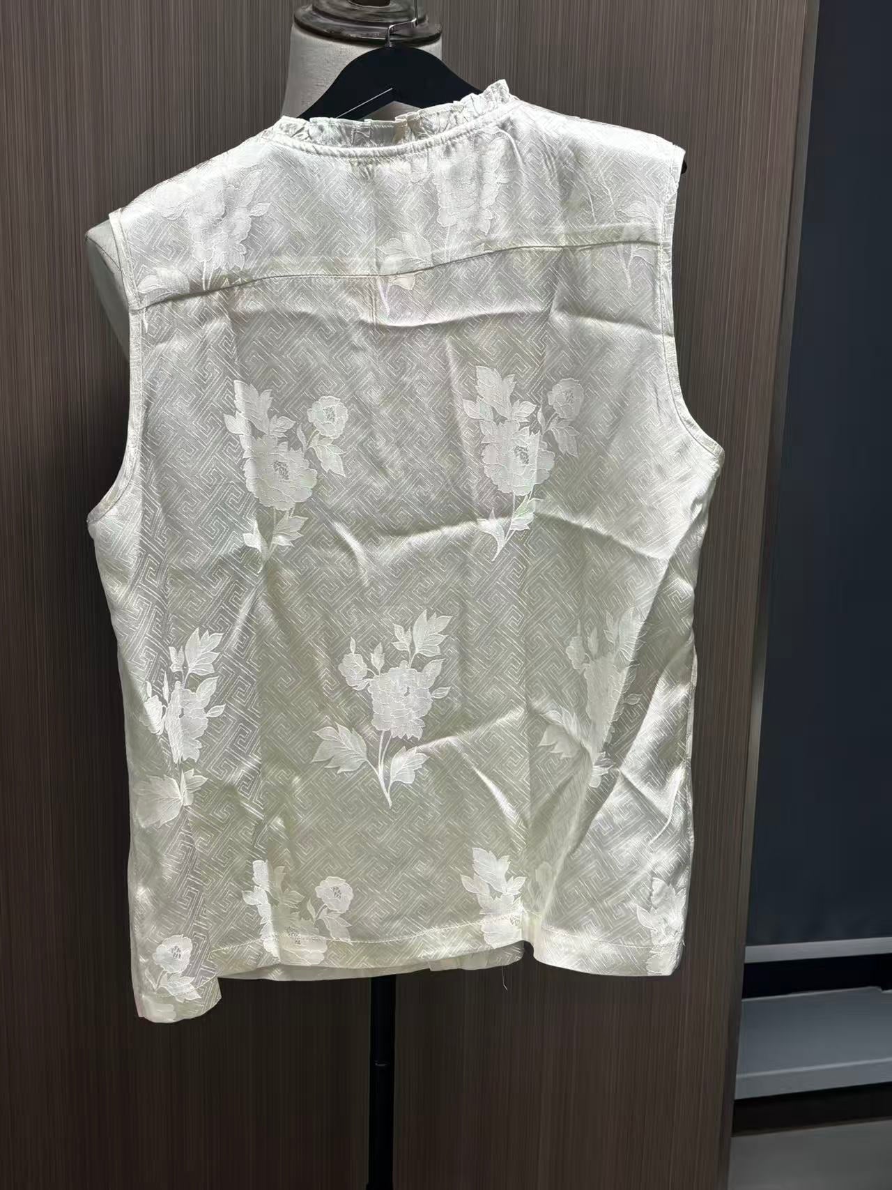 Off-White Floral Jacquard Sleeveless Blouse