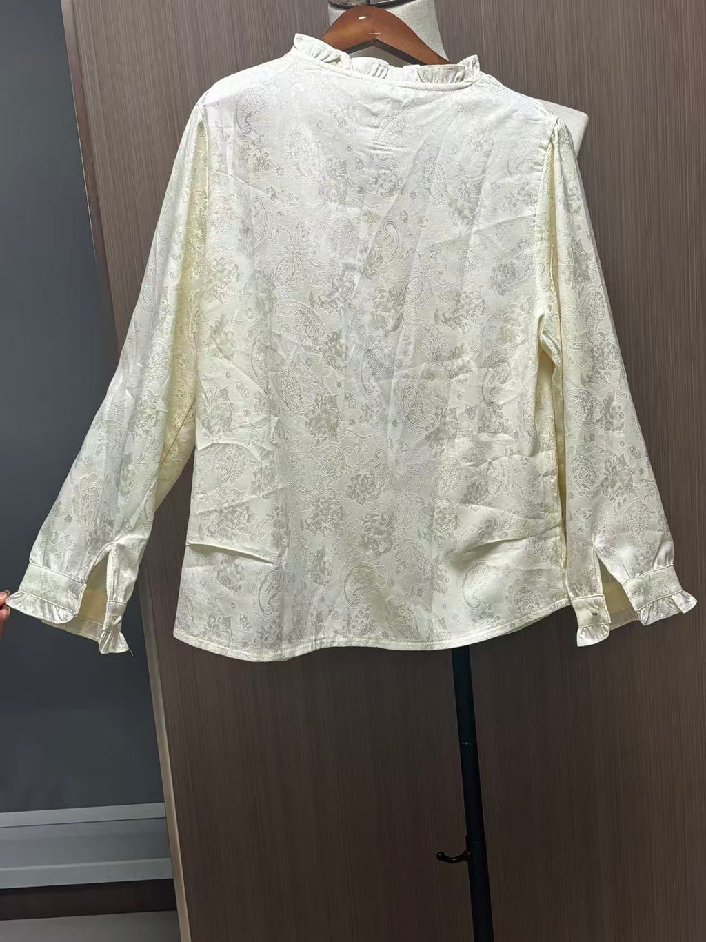 Women's long-sleeve top, hand-embroidered, round neck, satin material, white