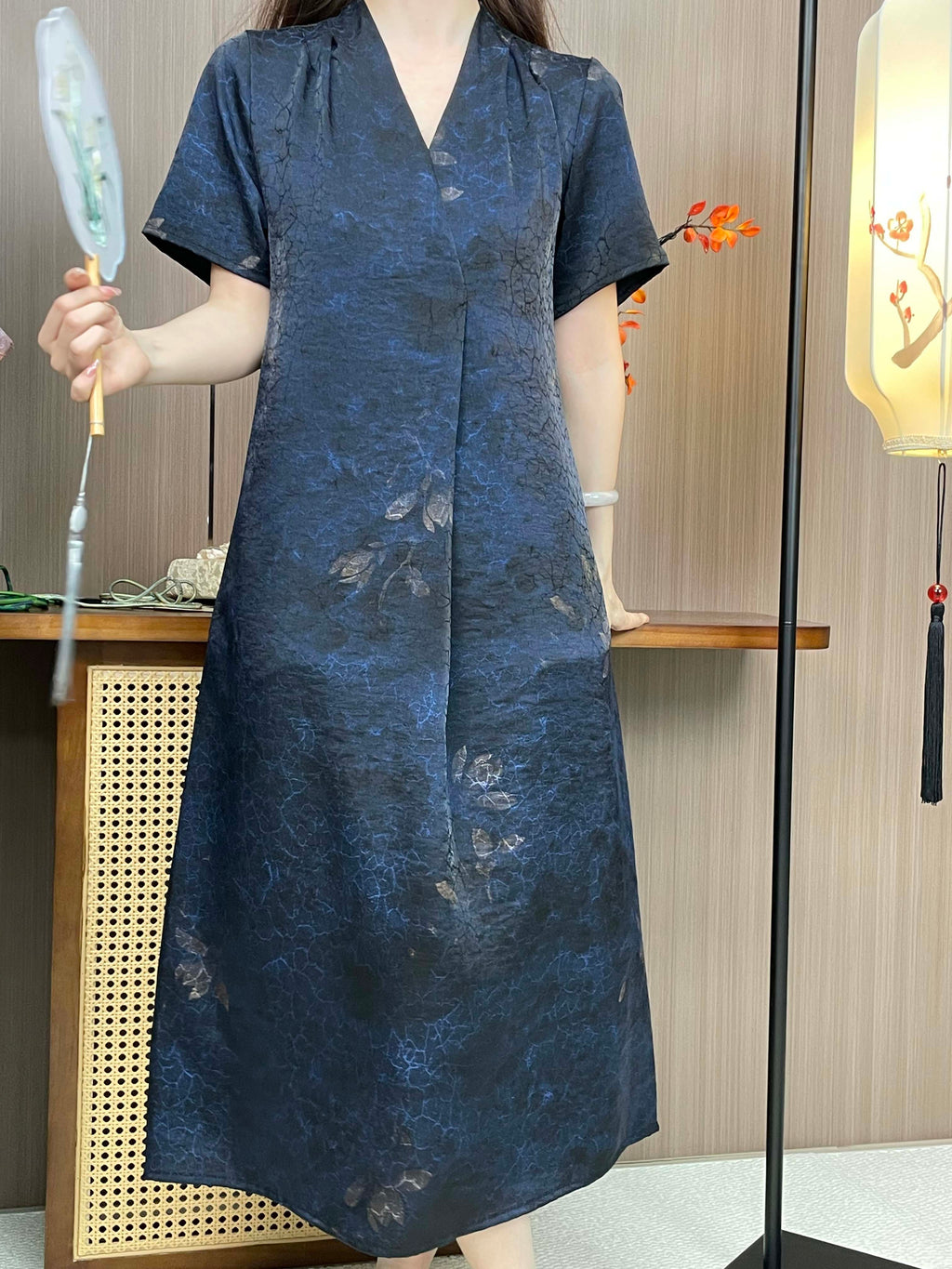 Crackle Pattern Xiangyunsha V-neck Short Sleeve Dress
