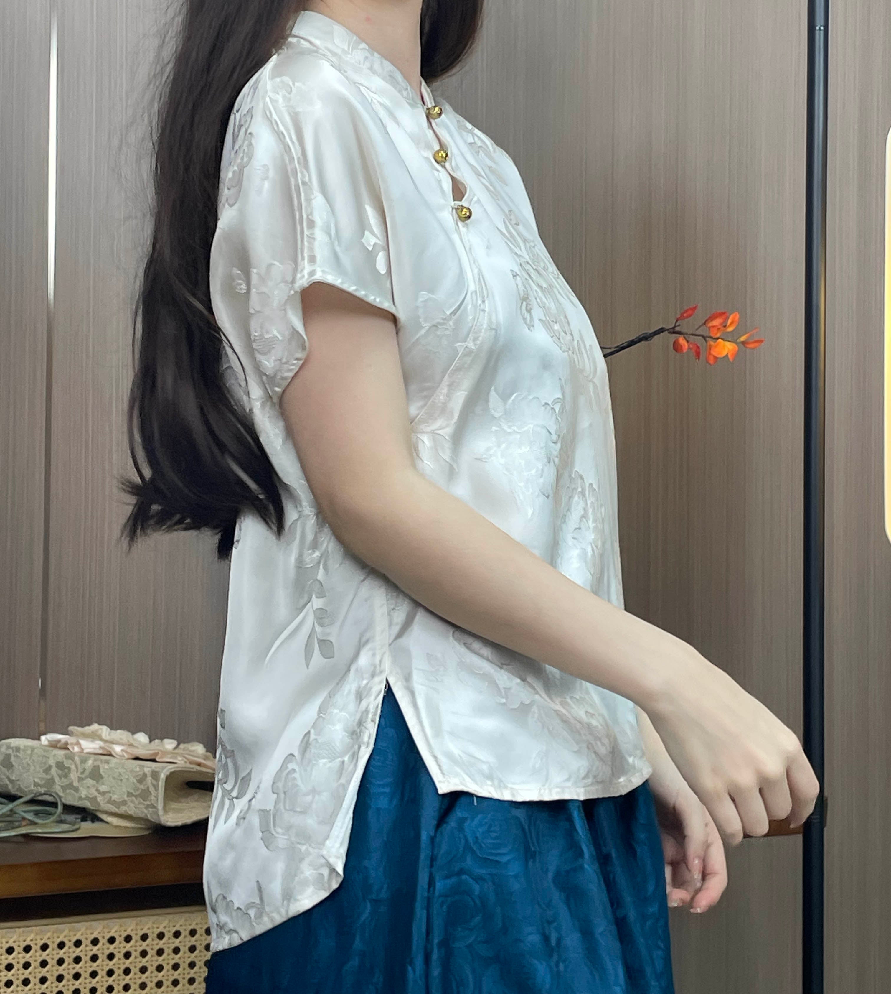 New Chinese-style Floral Jacquard Mandarin Collar Top, Satin Diagonal Placket Frog Button Short-Sleeve Blouse