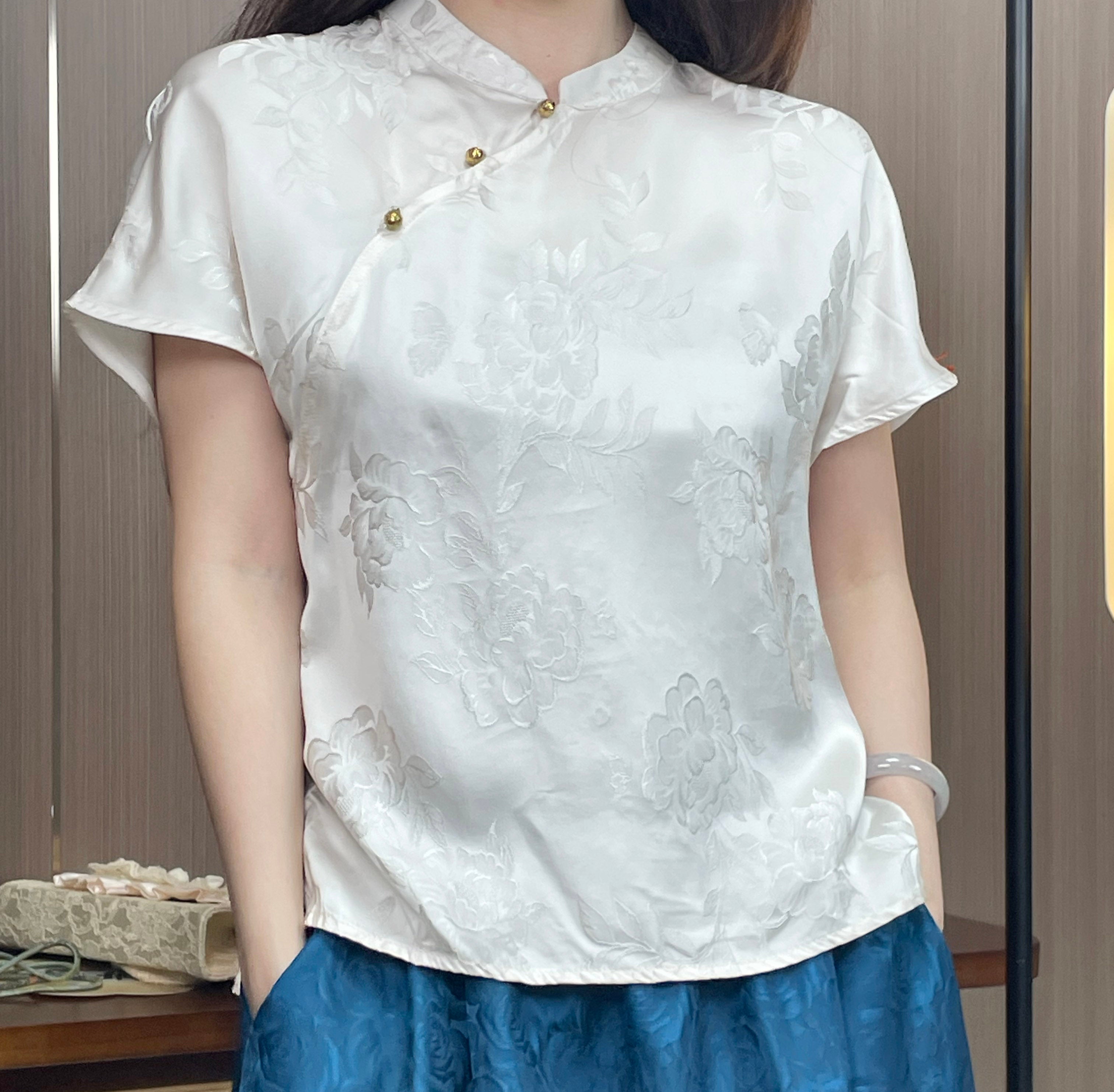 New Chinese-style Floral Jacquard Mandarin Collar Top, Satin Diagonal Placket Frog Button Short-Sleeve Blouse