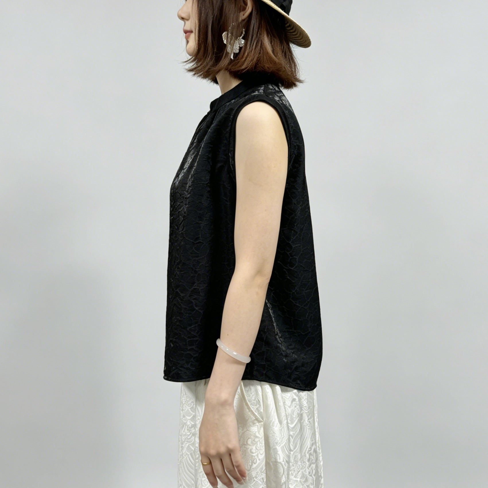 New Chinese-style Black Crinkled Texture Sleeveless Top